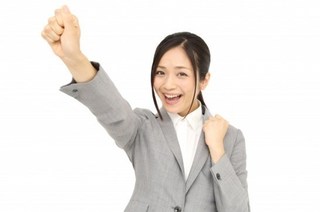 img_ガッツポーズするスーツ姿の女性.jpg
